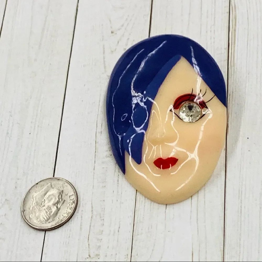 VTGβFaceΒ Broochβ